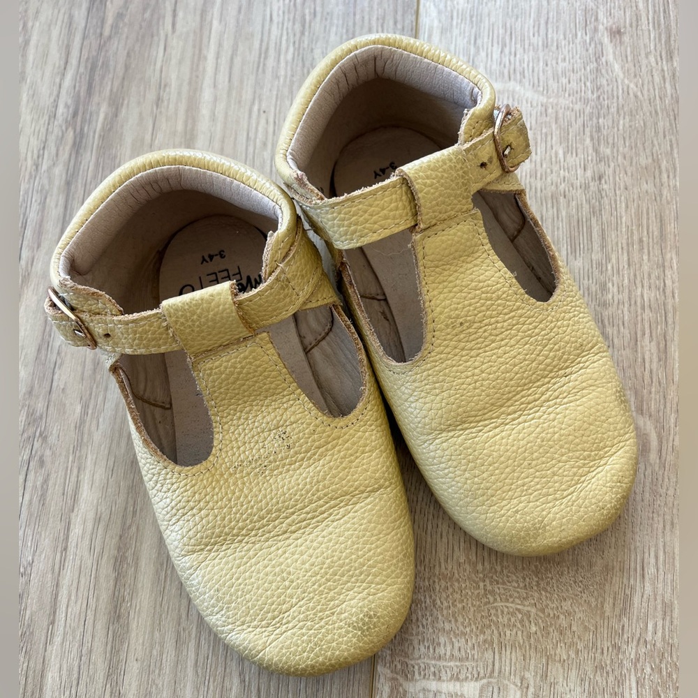 Monkey Feet Cream colored t strap buckle shoes size 9